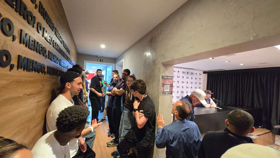 A dupla do Flamengo na conferência de Brian Schottenheimer A dupla do Flamengo na conferência de Brian Schottenheimer