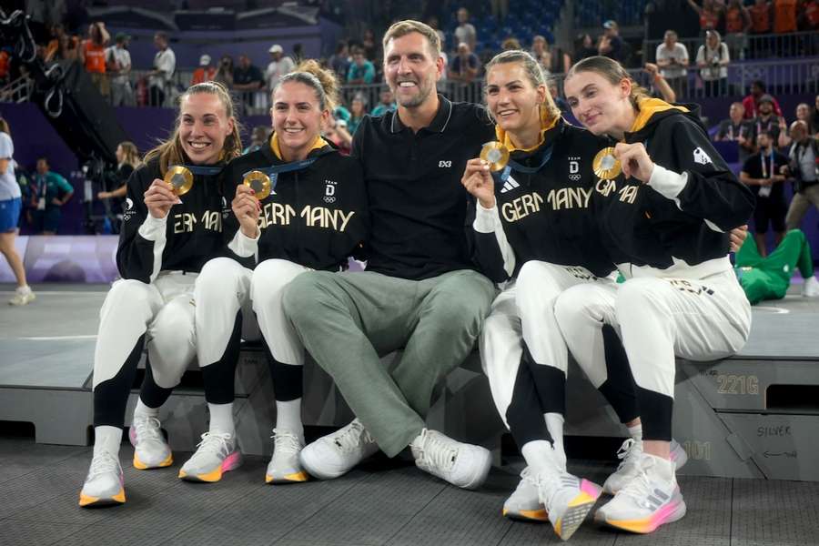 Svenja Brunckhorst (l.) und ihre Kolleginnen ließen sich nach ihrem Triumph mit Dirk Nowitzki ablichten.