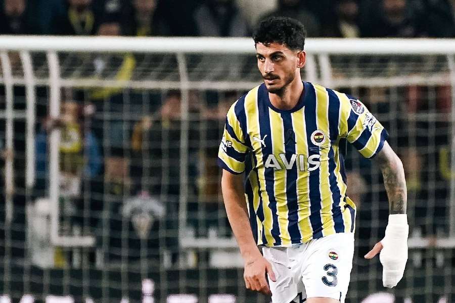 Zagueiro do Fenerbahçe nega ter cuspido em adversário que comemorava gol