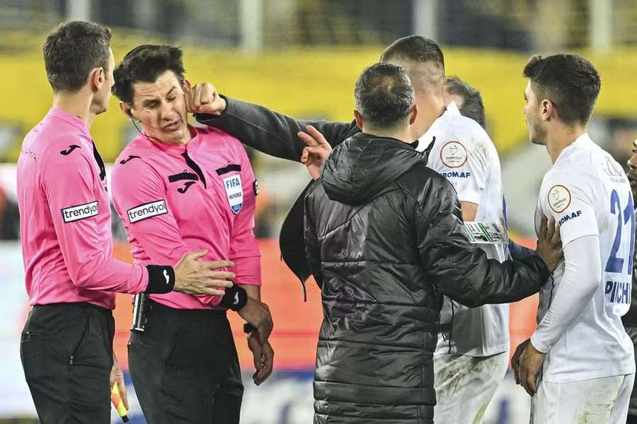 Il presidente dell'Ankaragücü aggredisce l'arbitro Halil Umut Meler