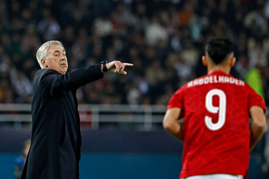 Ancelotti da instrucciones durante el partido