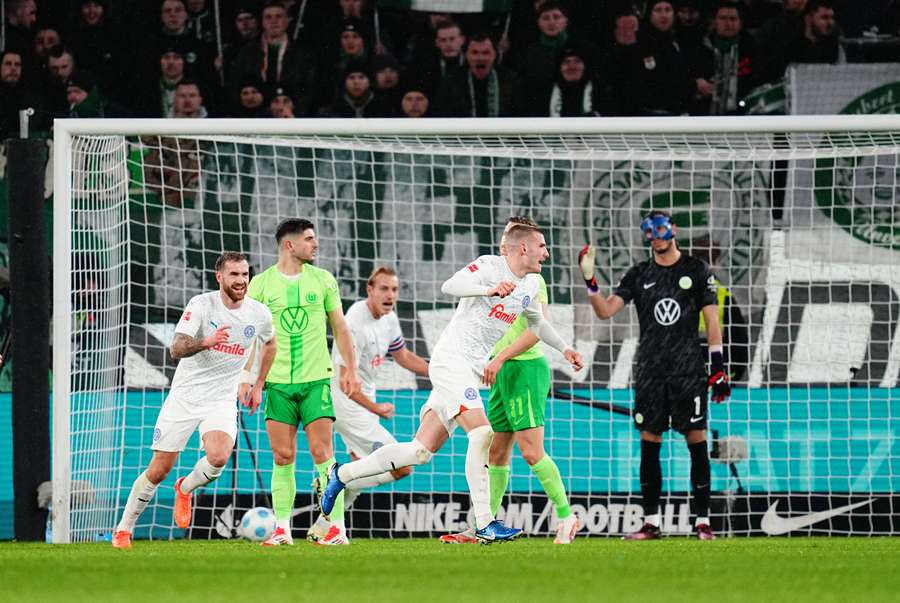 Hráči Kielu slaví gól v zápase s Wolfsburgem.