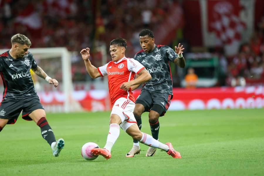 Internacional e Flamengo ficaram no empate em jogo atrasado do Brasileirão