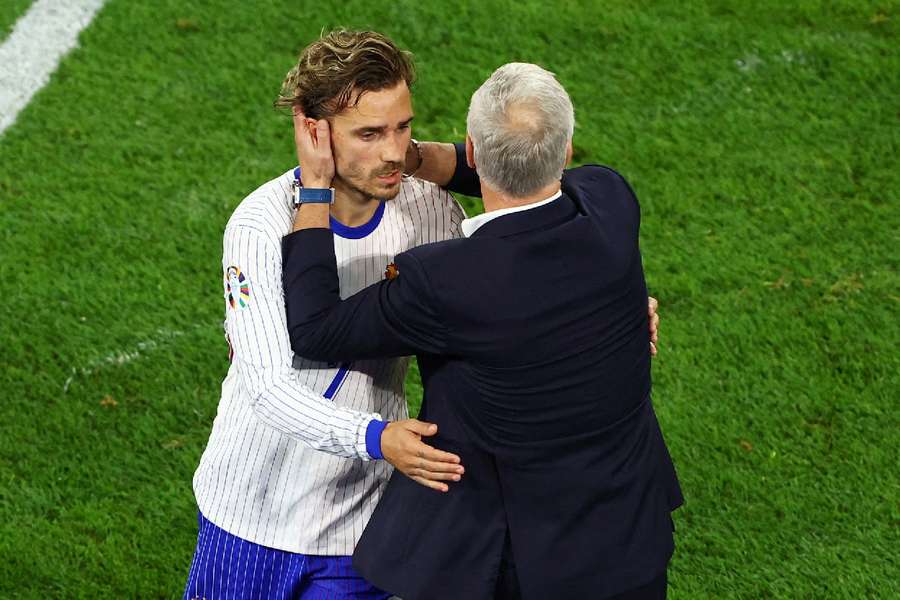 Antoine Griezmann îl îmbrățișează pe antrenorul Didier Deschamps după ce a fost înlocuit împotriva Austriei