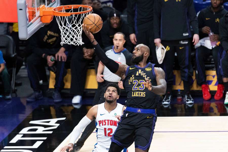 LeBron, en una bandeja a canasta