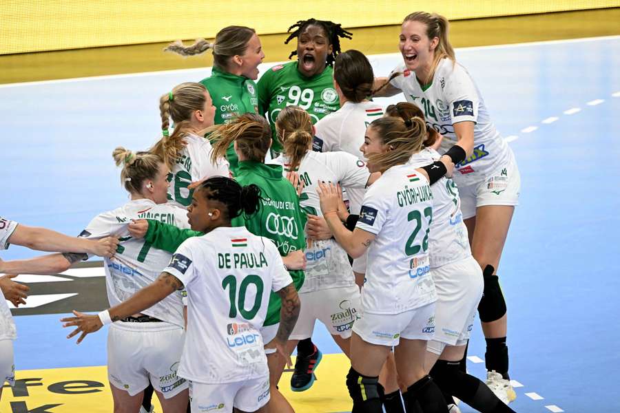 Les Hongroises célébrant leur victoire.