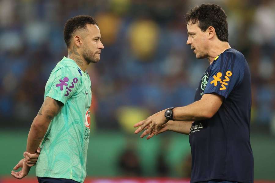 Diniz orienta Neymar em um dos treinos da Seleção em Cuiabá