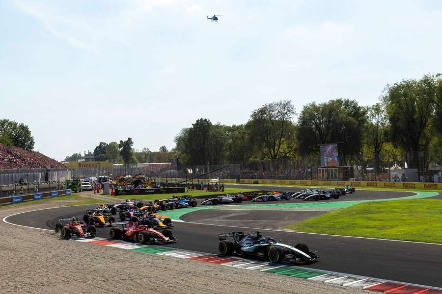 Lewis Hamilton, scos în decor de coechipierul său de la Ferrari, Charles Leclerc, în Marele Premiu al Italiei de la Monza, 6 septembrie 2026 Lewis Hamilton, scos în decor de coechipierul său de la Ferrari, Charles Leclerc, în Marele Premiu al Italiei de la Monza, 6 septembrie 2026
