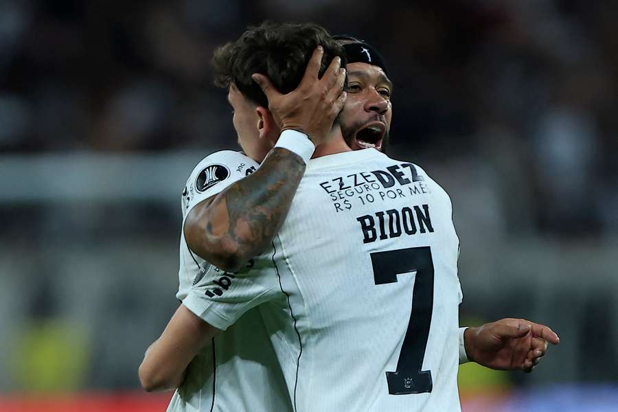 Breno Bidon comemora seu golo com Memphis