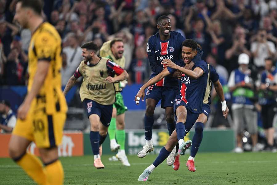 Dembélé abraça Mayulu após quinto gol do PSG na decisão