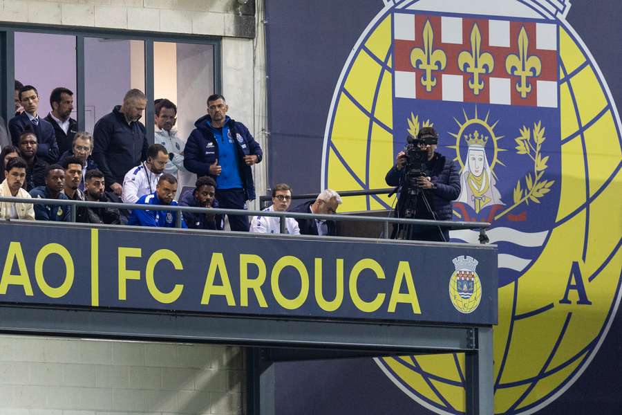 Sérgio Conceição cumpriu castigo com o Arouca, na segunda-feira, vendo o jogo num camaroe