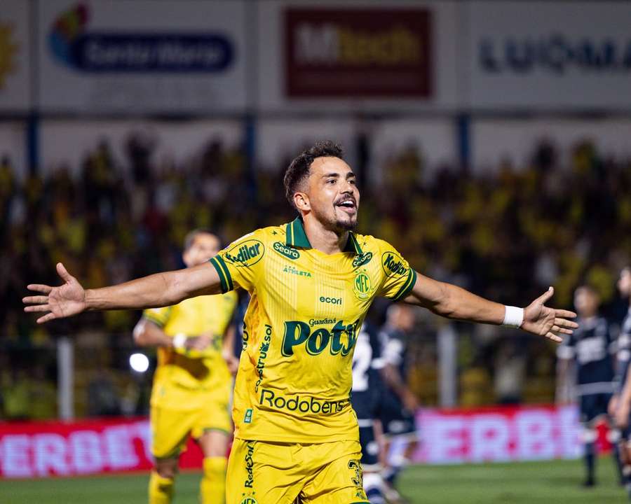 Eduardo comemorou primeiro gol, que foi dado a Marllon (contra) Eduardo comemorou primeiro gol, que foi dado a Marllon (contra)