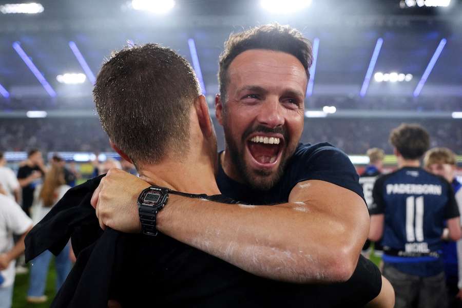 Paderborn-Trainer Ralf Kettemann feiert den Aufstieg in die Bundesliga.