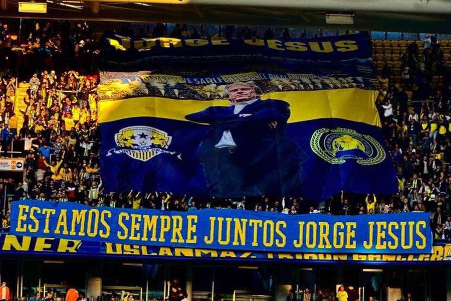 O tributo dos adeptos do Fenerbahçe durante o jogo a Jorge Jesus