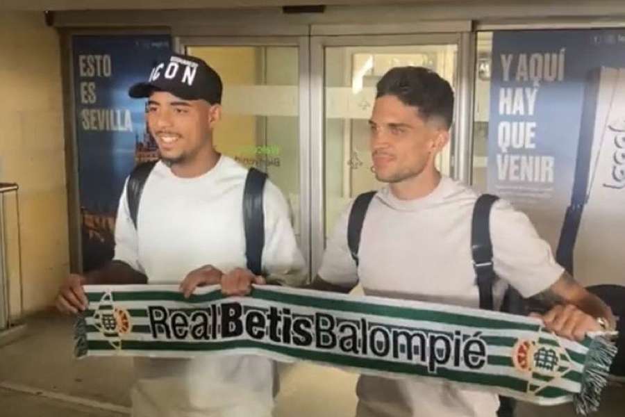 Chadi Riad e Marc Bartra no aeroporto já com o cachecol do Betis