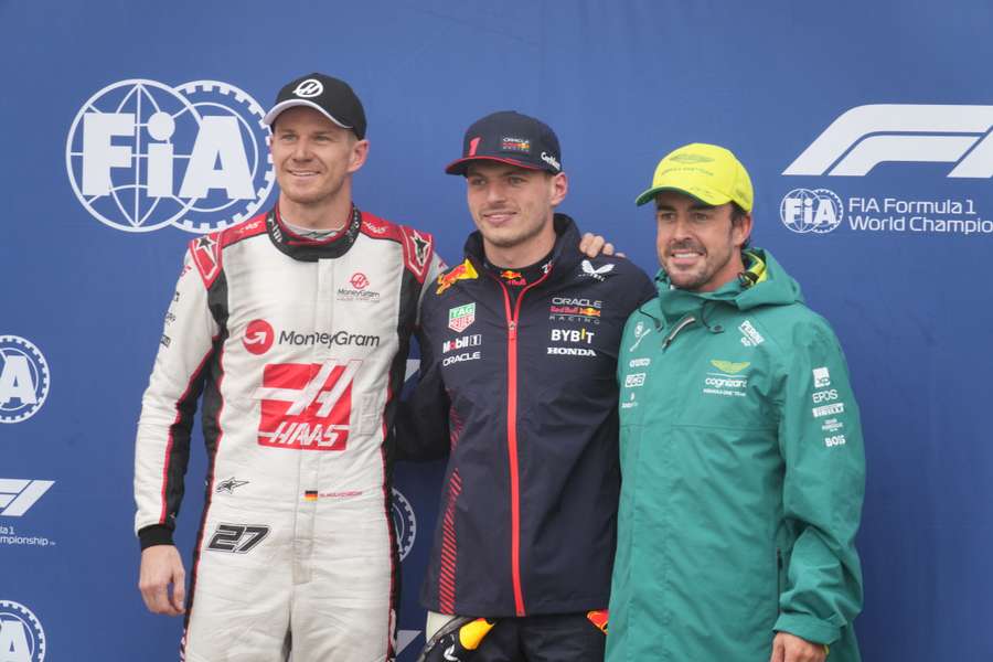 Pilotul Haas Nico Hulkenberg, pilotul Red Bull Max Verstappen și pilotul Aston Martin Fernando Alonso pozează după sesiunea de calificări