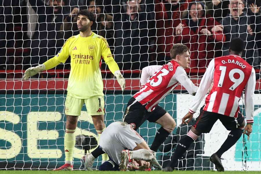 Keane Lewis-Potter, del Brentford, celebra su gol