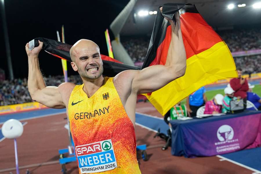 Weber feiert mit der deutschen Flagge Weber feiert mit der deutschen Flagge
