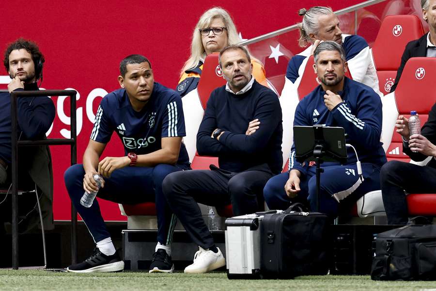 Ajax verliest ook van AZ en staat zestiende in Eredivisie