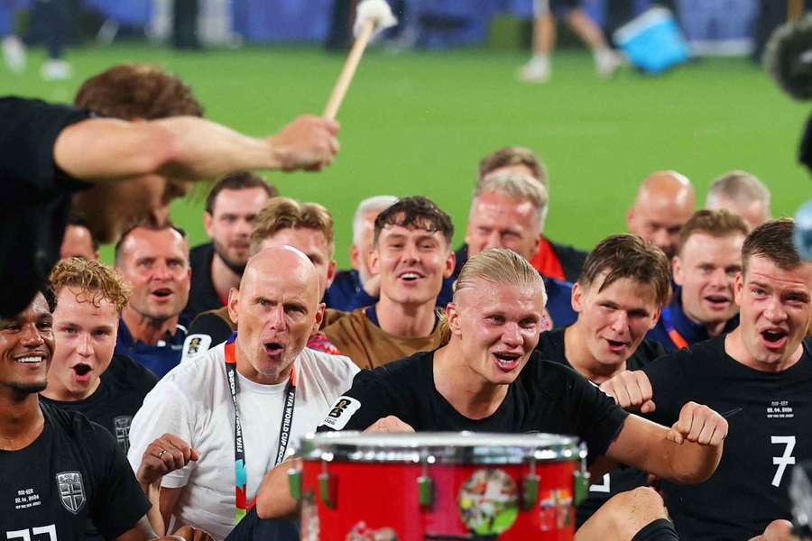 Jogadores da Noruega fazem a remada viking com a torcida Jogadores da Noruega fazem a remada viking com a torcida