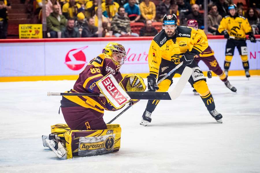 Jihlavský brankář Adam Beran zasahuje proti útoku Litvínova.