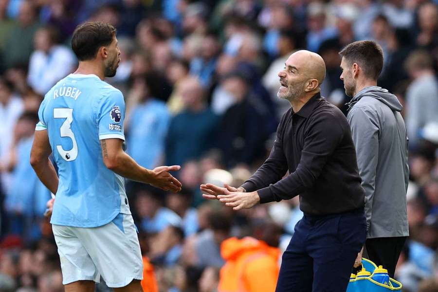 Enzo Maresca e Rúben Dias durante um jogo do Manchester City Enzo Maresca e Rúben Dias durante um jogo do Manchester City