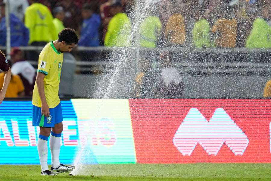 Brazilec Marquinhos se snaží zašlápnout zavlažovací zařízení.