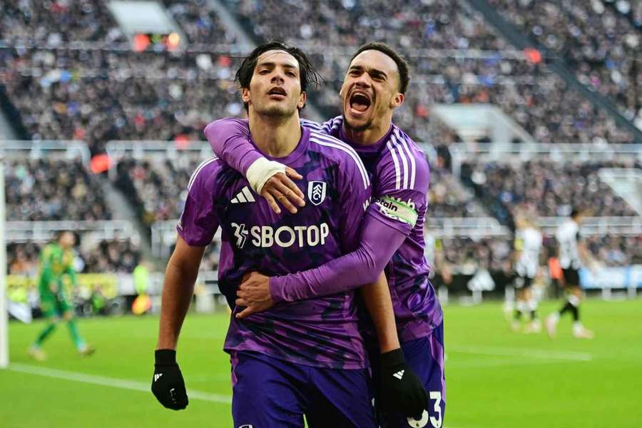 Raúl Jiménez del Fulham marca el gol del empate 1-1 