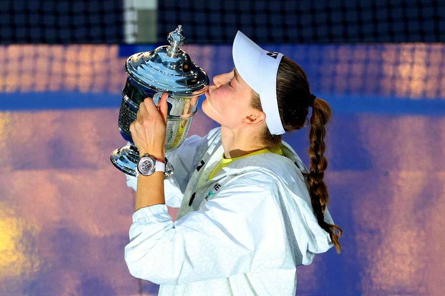 Elena Rybakina saluta i tifosi dopo aver vinto il titolo degli US Open 2026