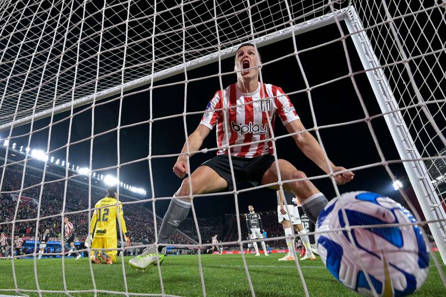 Estudiantes abriu o placar no primeiro minuto