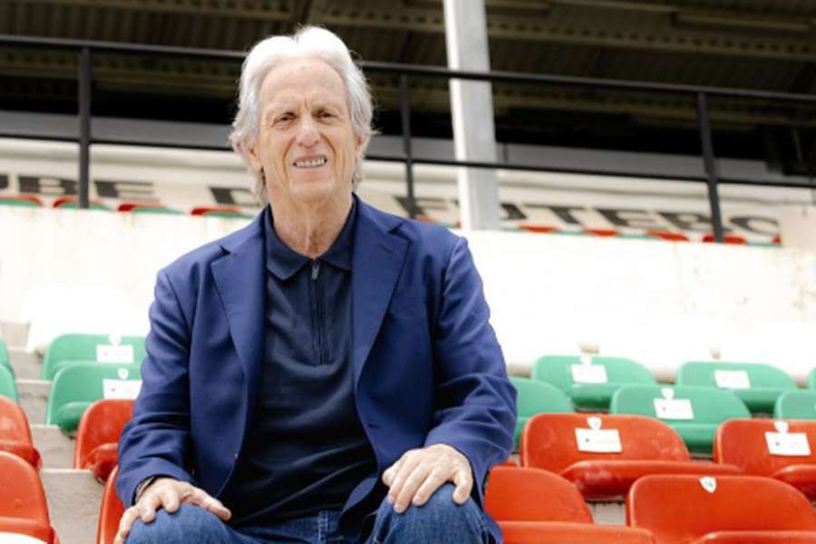 Jorge Jesus na bancada do Estádio José Gomes