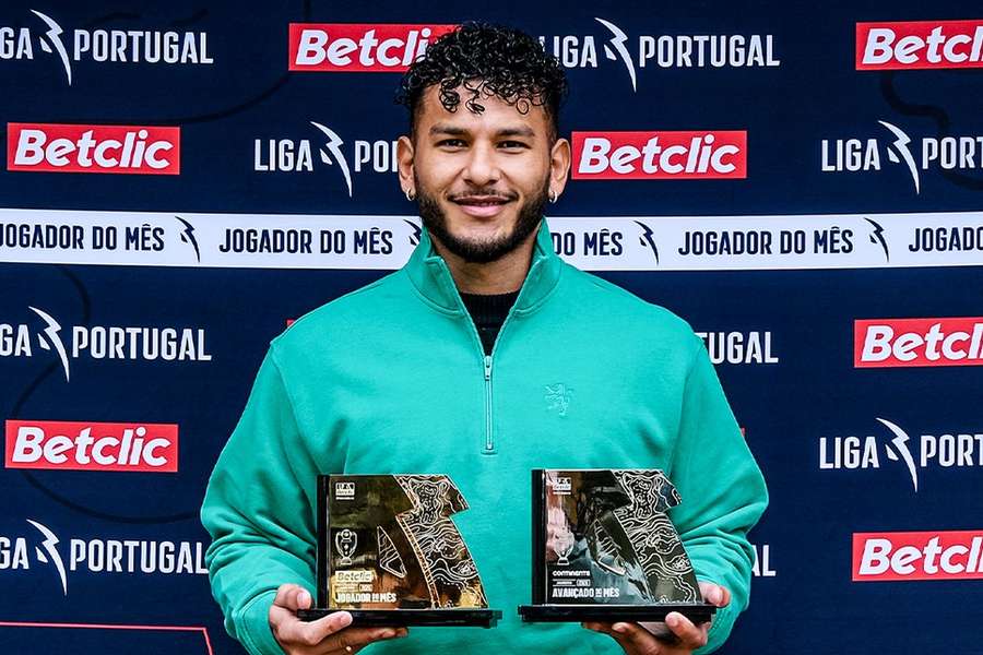 Luis Suárez con los premios de delantero y jugador del mes