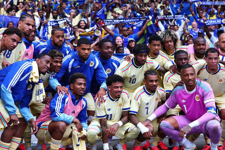 Curaçao-Spieler posieren nach dem Freundschaftsspiel gegen Schottland am 30. Mai 2026 mit Fans