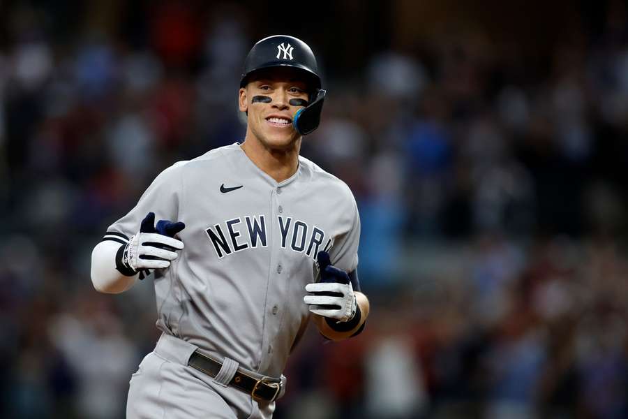 O "Rei" do Yankees comemora seu home run histórico contra o Texas Rangers no Globe Life Field