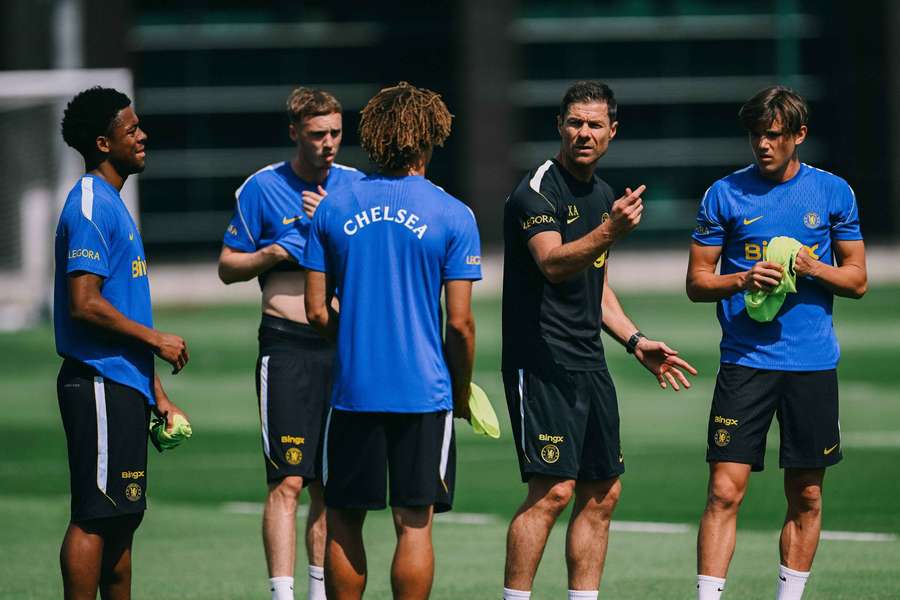 Xabi Alonso na prvním tréninku Chelsea.