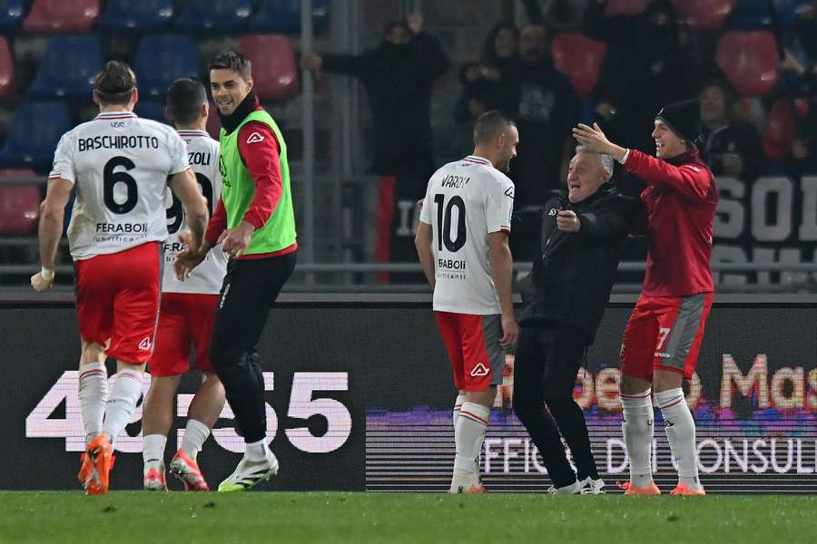 Vardy viene festeggiato dopo il gol dell'1-3 Vardy viene festeggiato dopo il gol dell'1-3