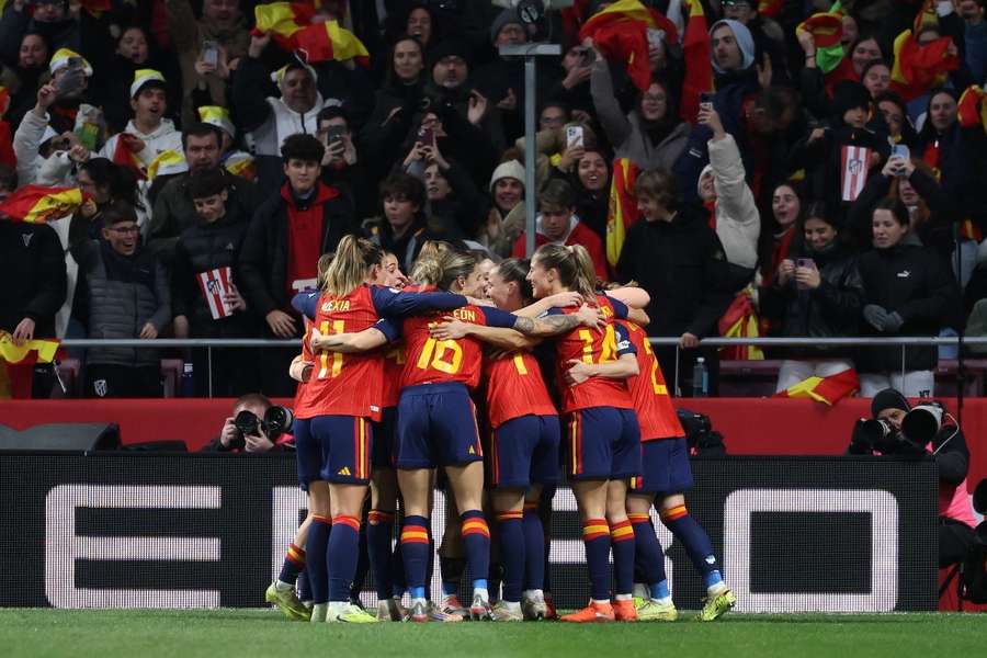 Jogadoras de Espanha celebram um dos golos frente à Alemanha Jogadoras de Espanha celebram um dos golos frente à Alemanha