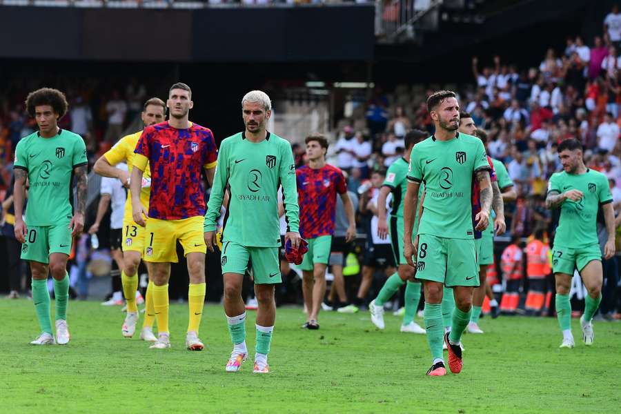 Los jugadores del Atleti, abatidos tras la contundente derrota.