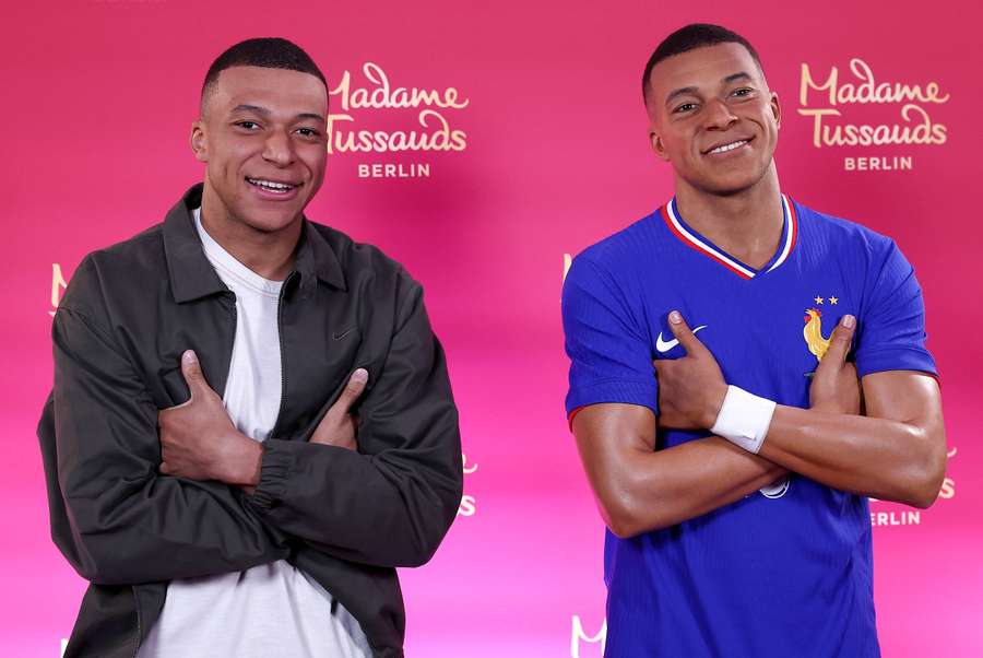 Kylian Mbappe (l.) und seine in Berlin ausgestellte Wachsfigur.