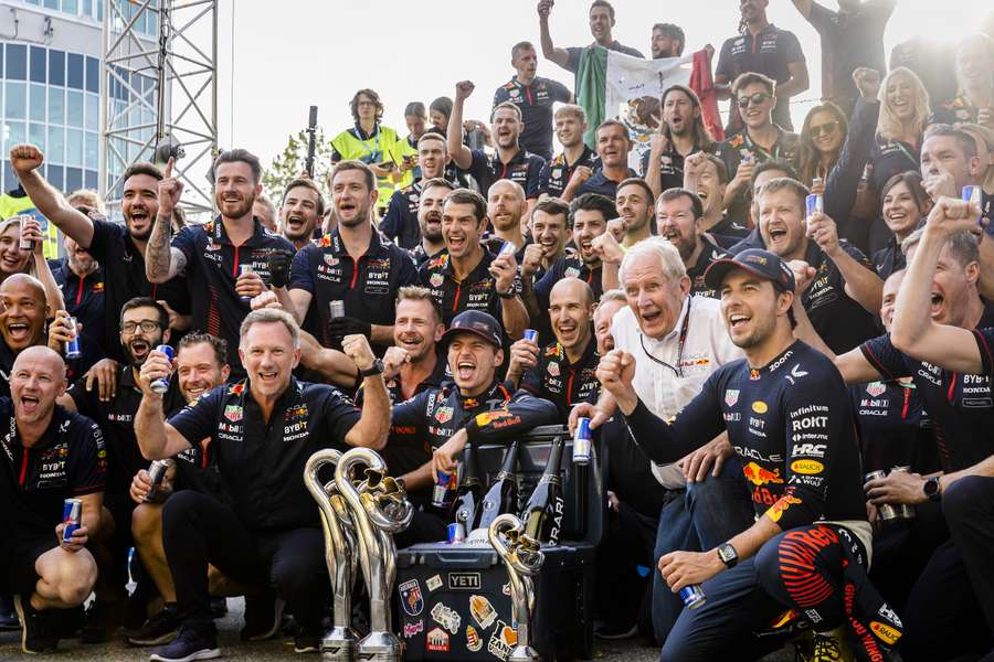 De traditionele teamfoto van Red Bull na afloop van de Grand Prix van Italië