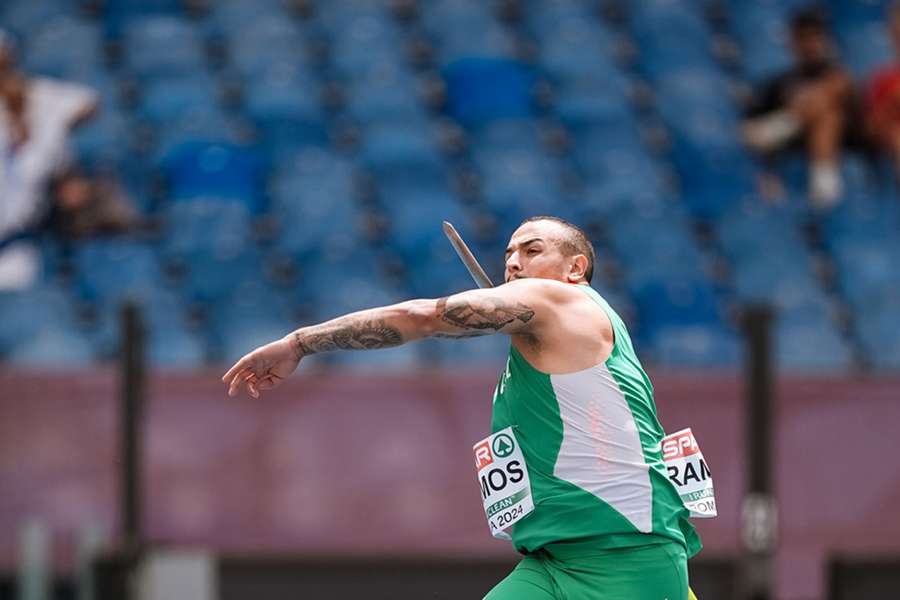 Leandro Ramos lançou hoje o dardo a 76,38 metros, sendo quarto classificado a 17 centímetros do bronze Leandro Ramos lançou hoje o dardo a 76,38 metros, sendo quarto classificado a 17 centímetros do bronze