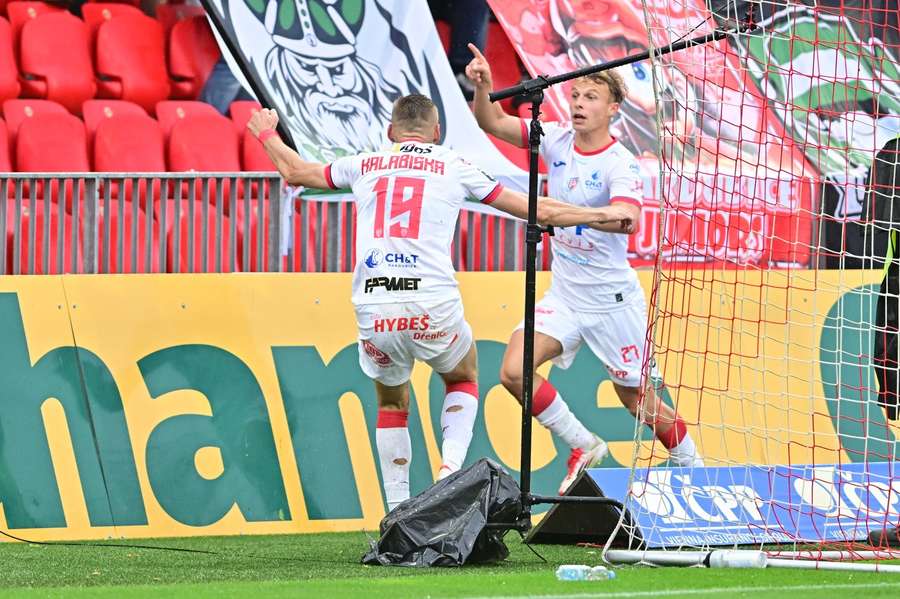Pardubický střelec Jan Kalabiška a jeho radost v baráži.