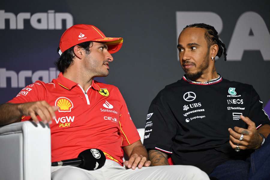 Carlos Sainz et Lewis Hamilton lors de la conférence de presse officielle du GP de Bahreïn.