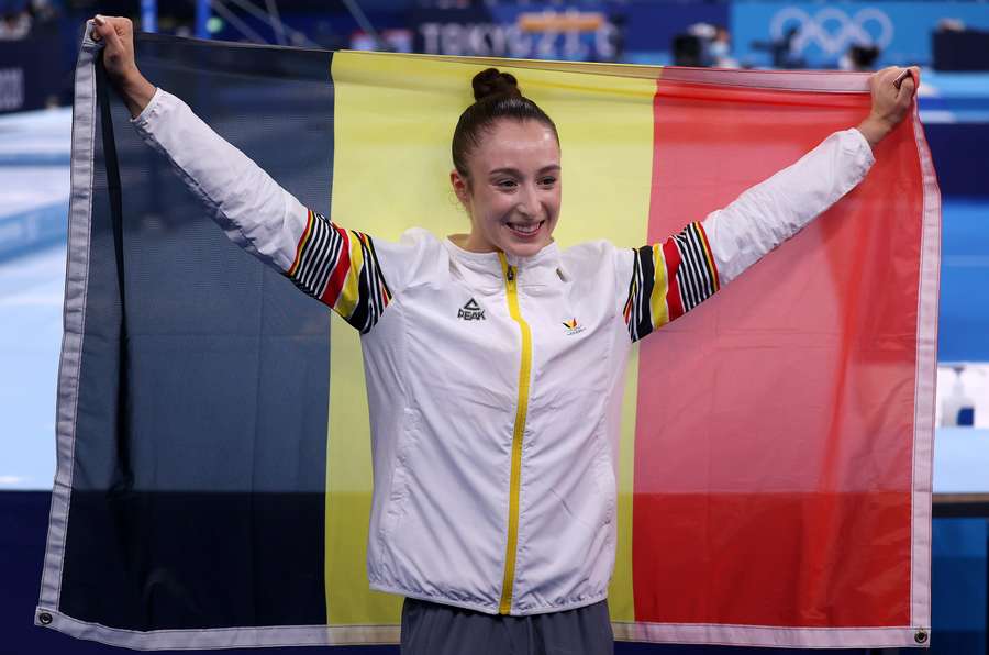 De Belgische topturnster Nina Derwael mist door een schouderblessure de Europese kampioenschappen