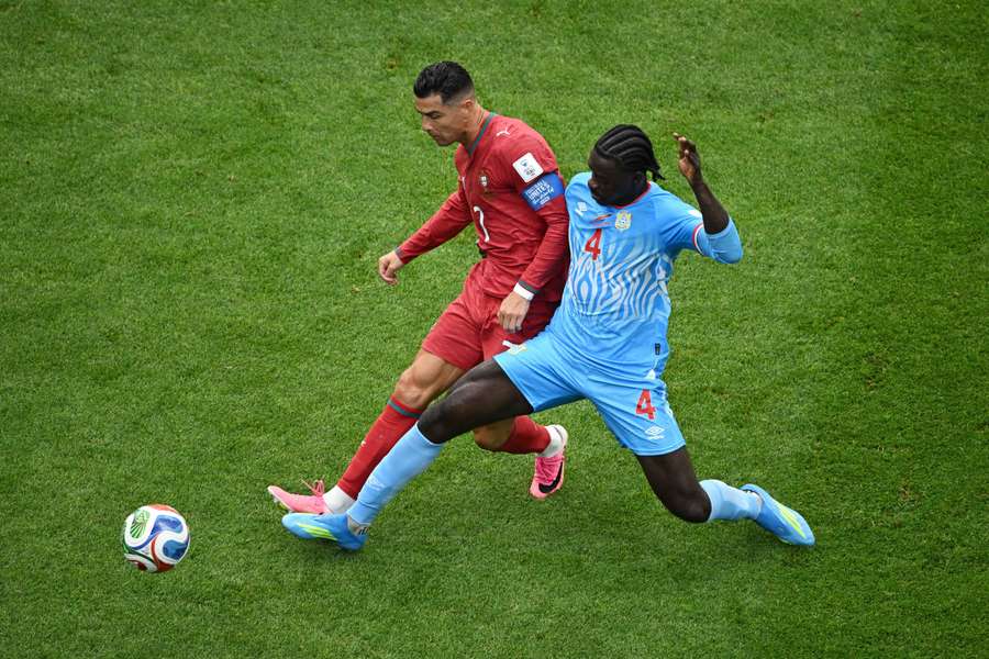 Cristiano Ronaldo a Axel Tuanzebe v zápase Portugalska s Kongem. Cristiano Ronaldo a Axel Tuanzebe v zápase Portugalska s Kongem.