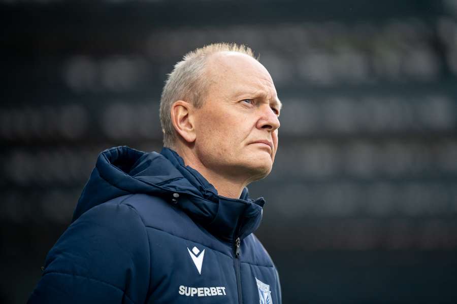 Niels Frederiksen, główny trener Lecha Poznań podczas meczu z Cracovią.