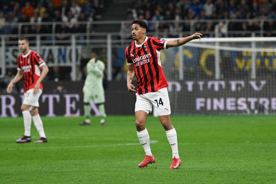 Reijnders em campo no dérbi contra o Inter de Milão