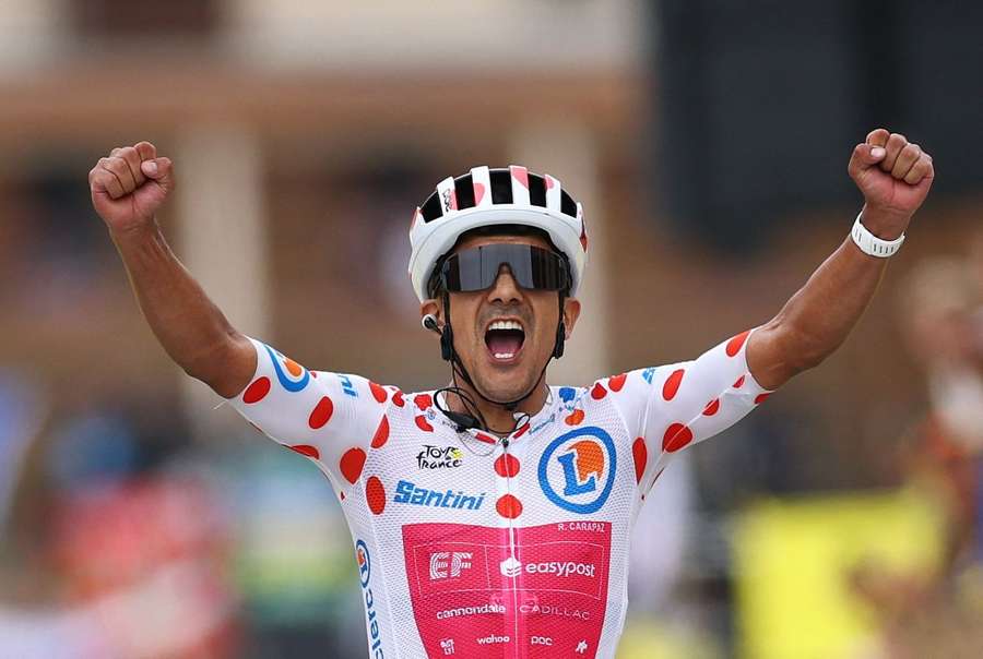 Carapaz jubelt über seinen Triumph bei der Königsetappe Carapaz jubelt über seinen Triumph bei der Königsetappe