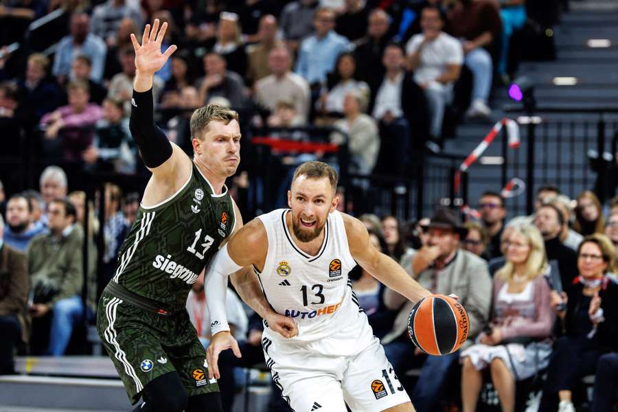 Dzanan Musa ante Andreas Obst