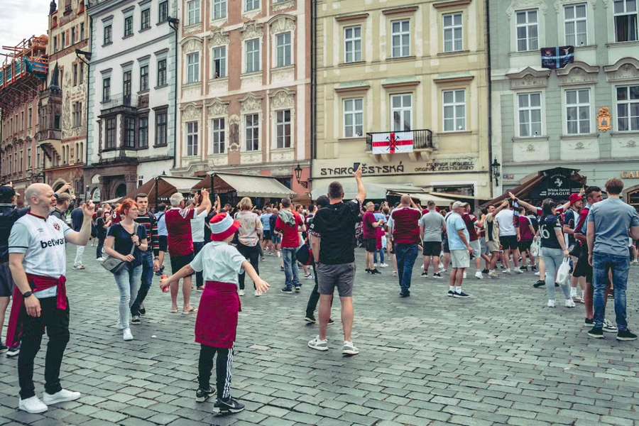 Fanoušci West Hamu na pražském Staroměstském náměstí.